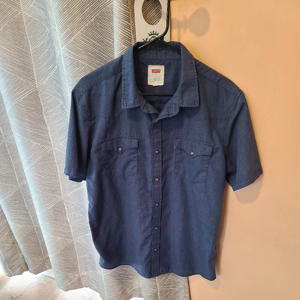 Blue Men's Large Levi's Button Down Euc - image 6